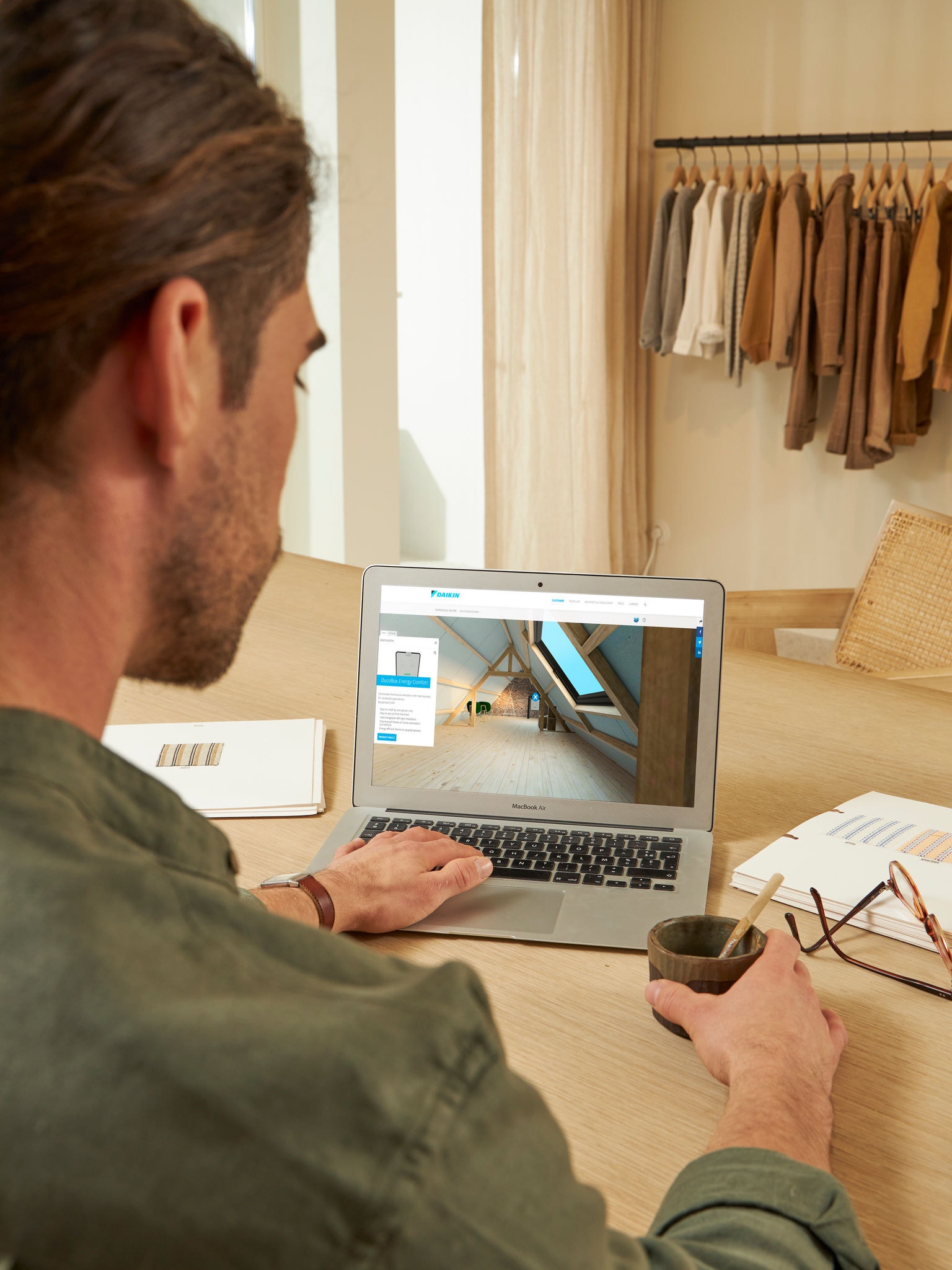 Muškarac koji pregledava opcije za ventilaciju u virtual experience centru na laptopu