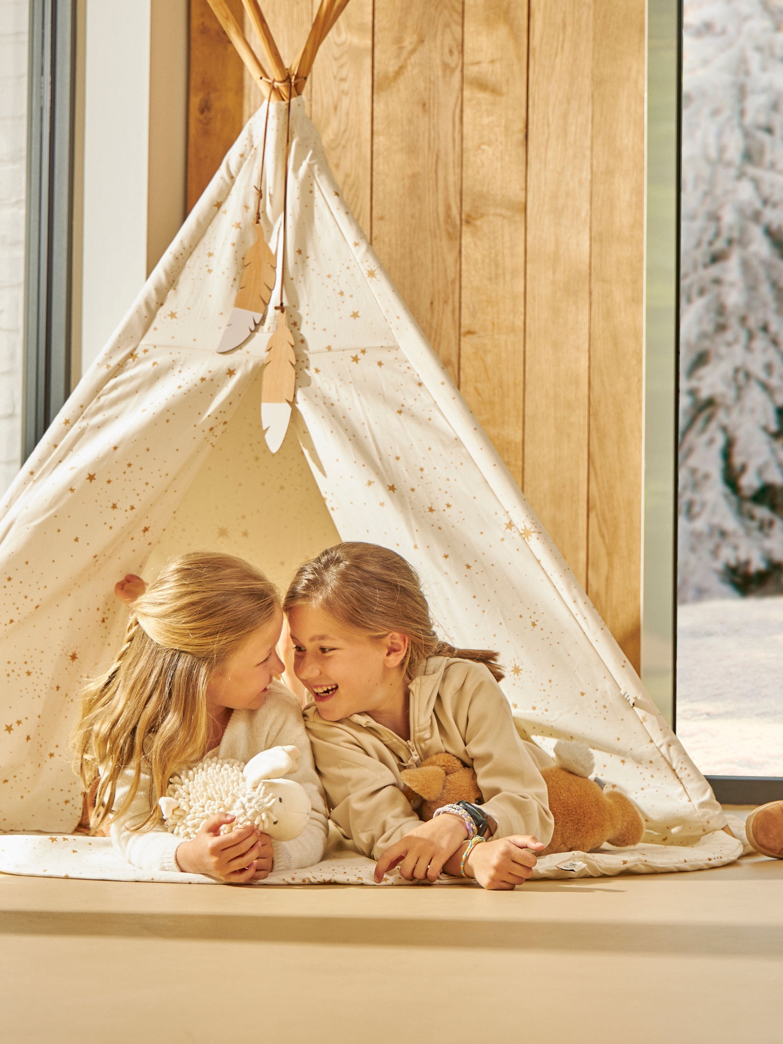 Dvoje male djece uživa u igri u sobnom šatoru na savršenoj temperaturi