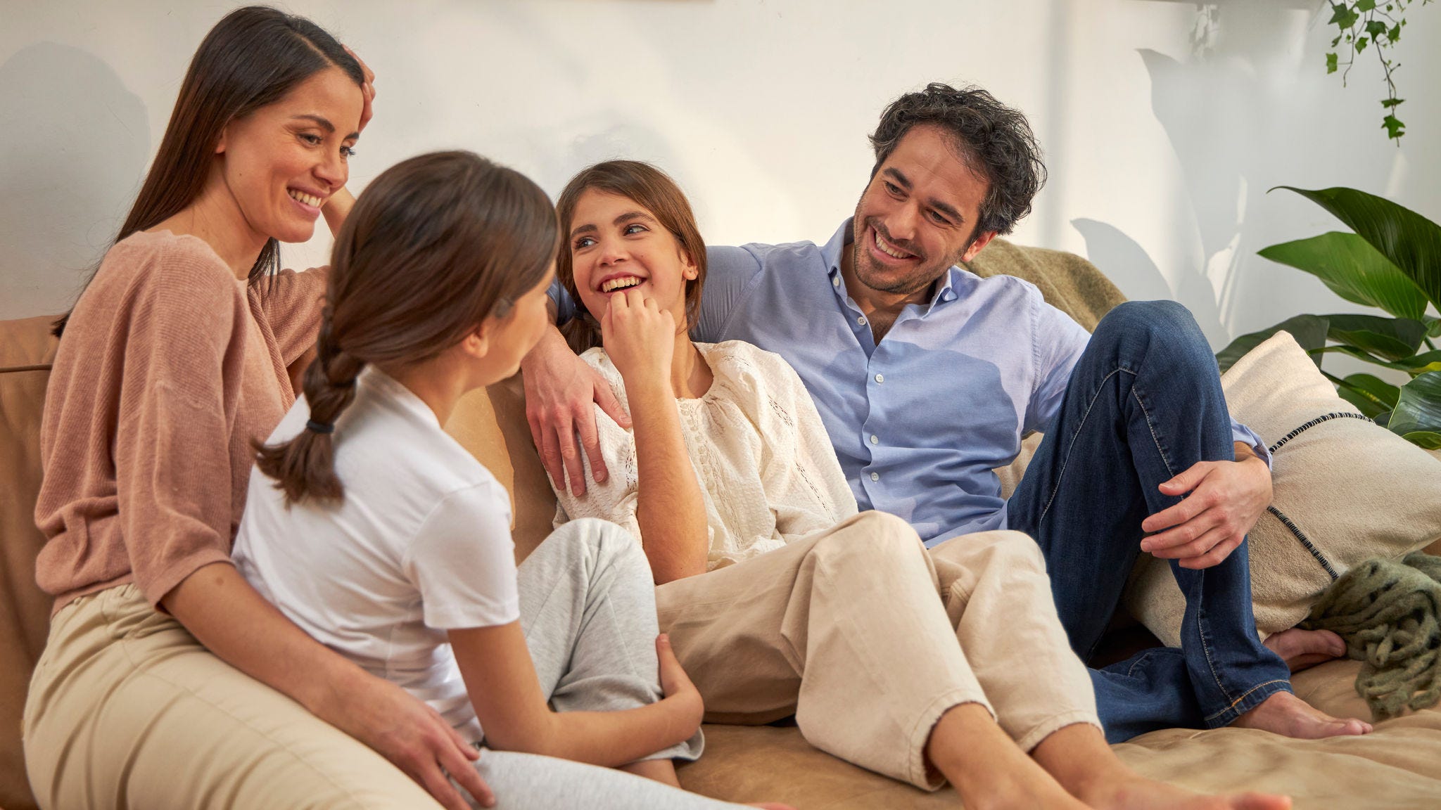 Porodica koja razgovara na kauču