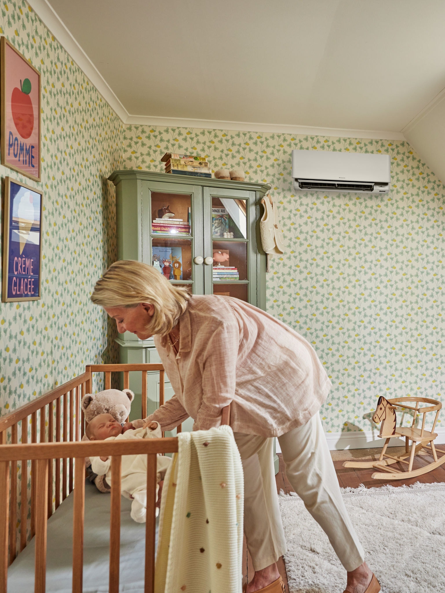 Majka stavlja dijete u krevet noću