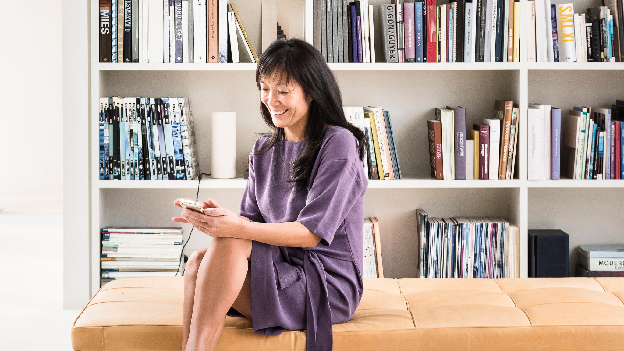 Žena upotrebljava aplikaciju Onecta za upravljanje grijanjem, hlađenjem i sanitarnom toplom vodom u svom domu