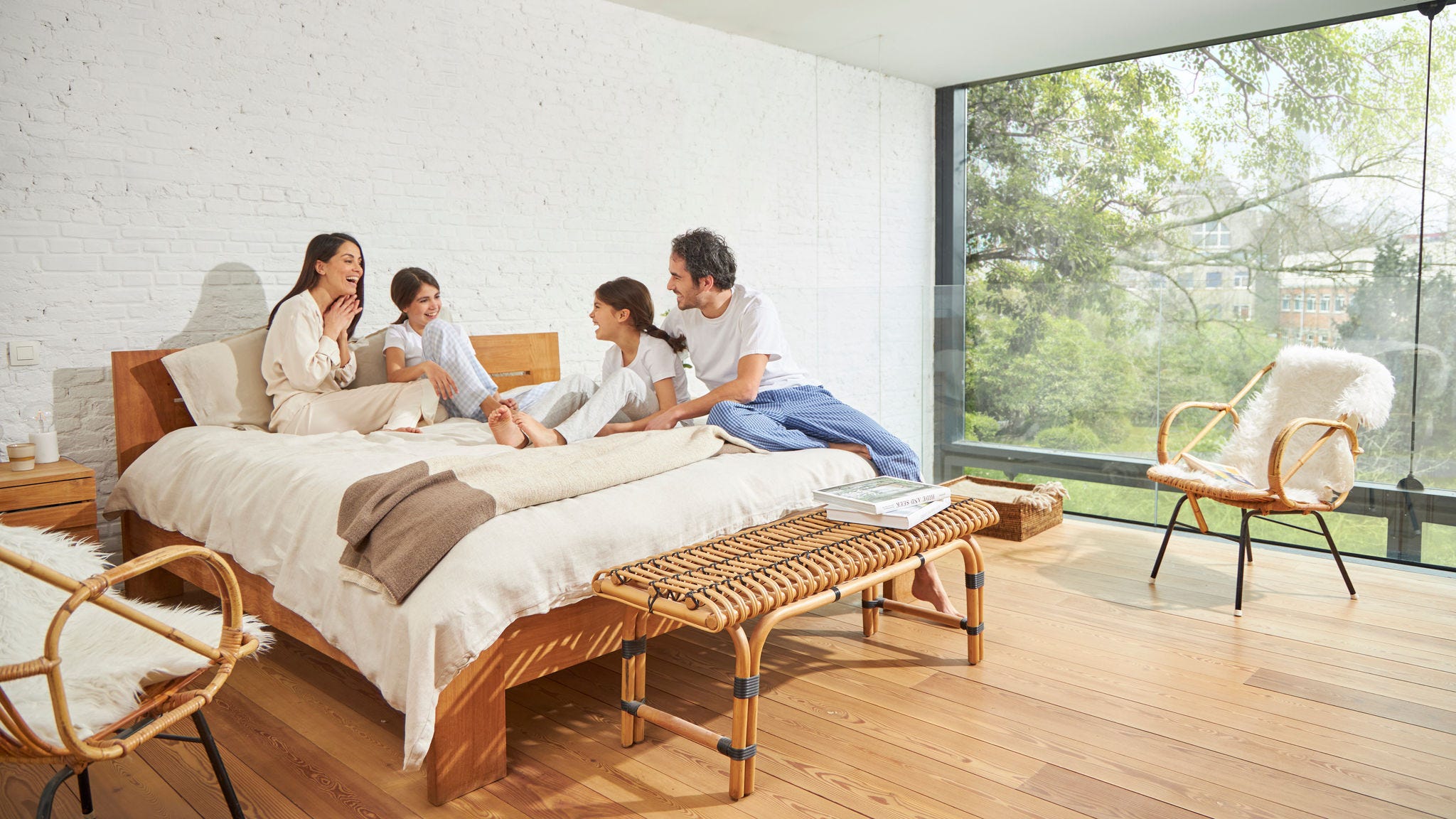 Četveročlana porodica koja uživa u svježem zraku u dnevnoj sobi zahvaljujući ventilaciji