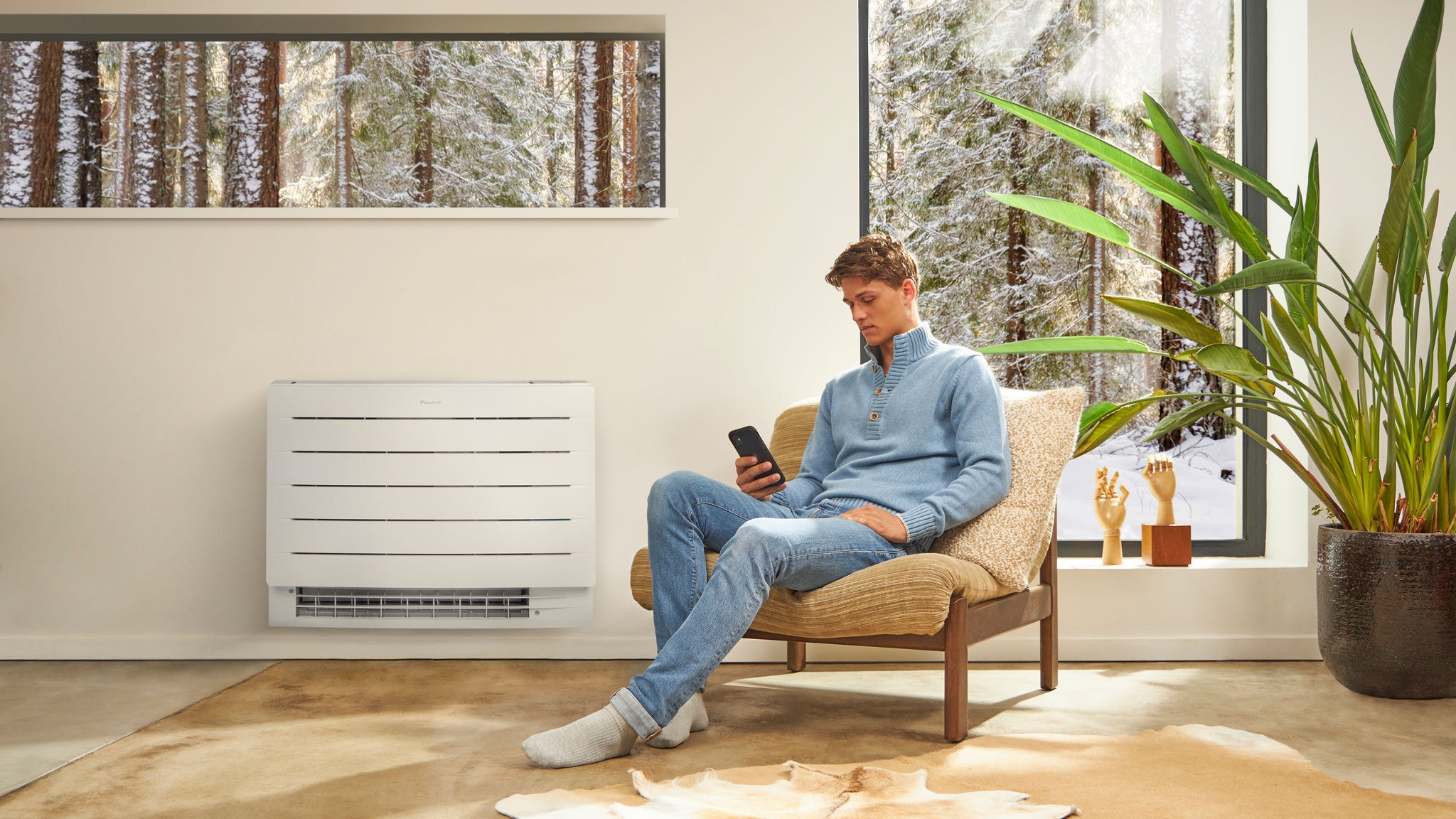Muškarac na laptopu pregledava opcije za ventilaciju u virtuelnom experience centru