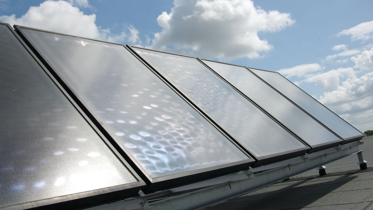 Solarni paneli ugrađeni na krovu i povezani sa Daikin toplotnom pumpom radi stvaranja sinergije i uštede novca