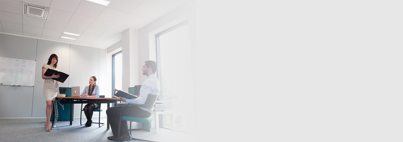 Tri osobe na sastanku u uredu