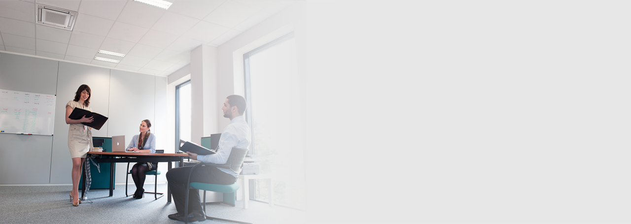 Tri osobe na sastanku u uredu