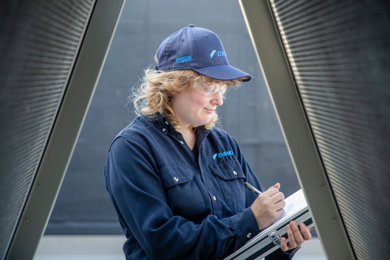 Dama koja poboljšava performanse na Daikin servisnoj akademiji
